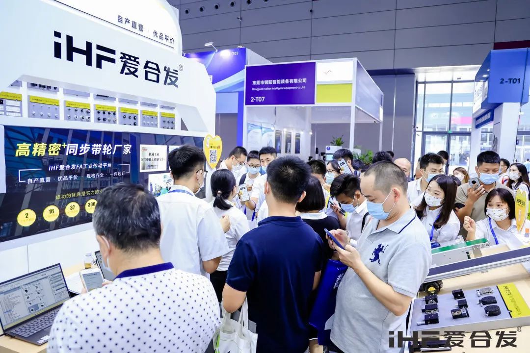 精神飽滿的觀展客戶 精神飽滿的觀展客戶