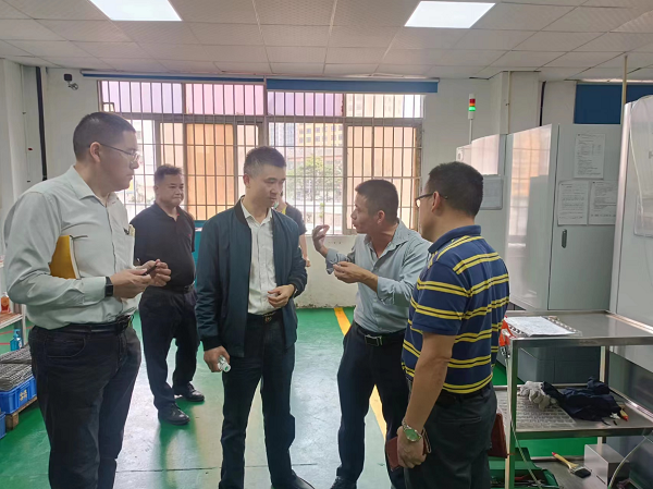 走訪車間，介紹公司經(jīng)營(yíng)情況